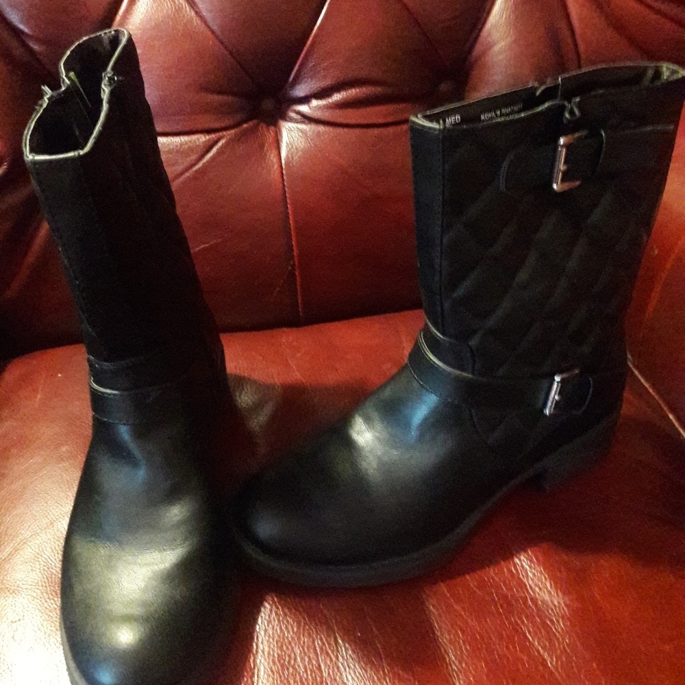 Dana Buchman black quilted boots Size 8